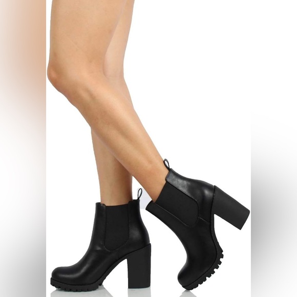 Soda Shoes - Retro Y2K Soda Women’s Chelsea Pull On Tab Black Chunky Lug Block Ankle Boot | 6